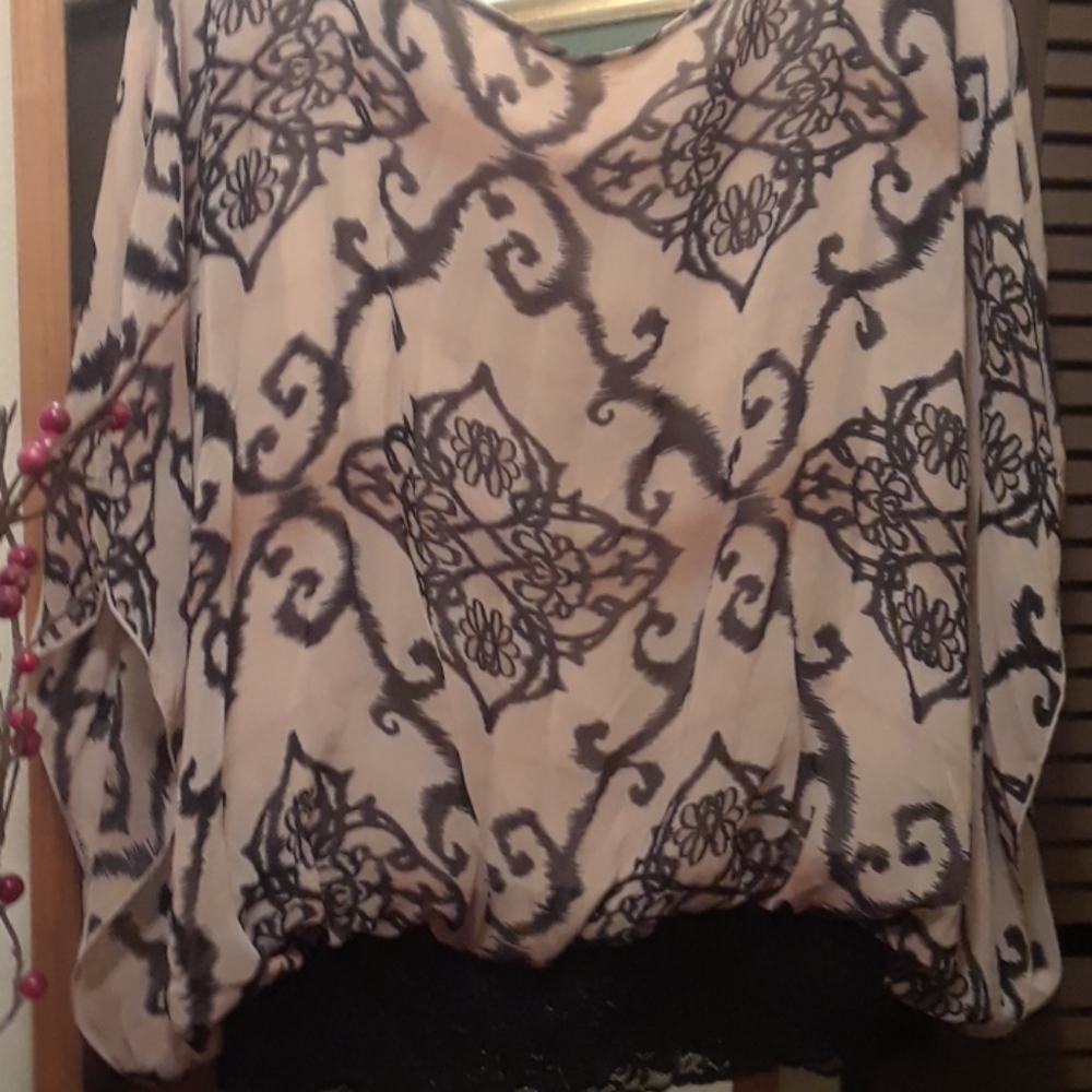 PRETTY BLOUSE, CREW NECK LINE LINING UNDER NEATH